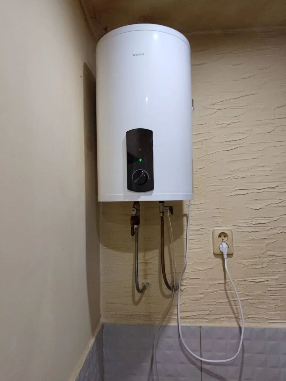 Bojler elektryczny zamontowany na ścianie — DobryHydraulik Łódź