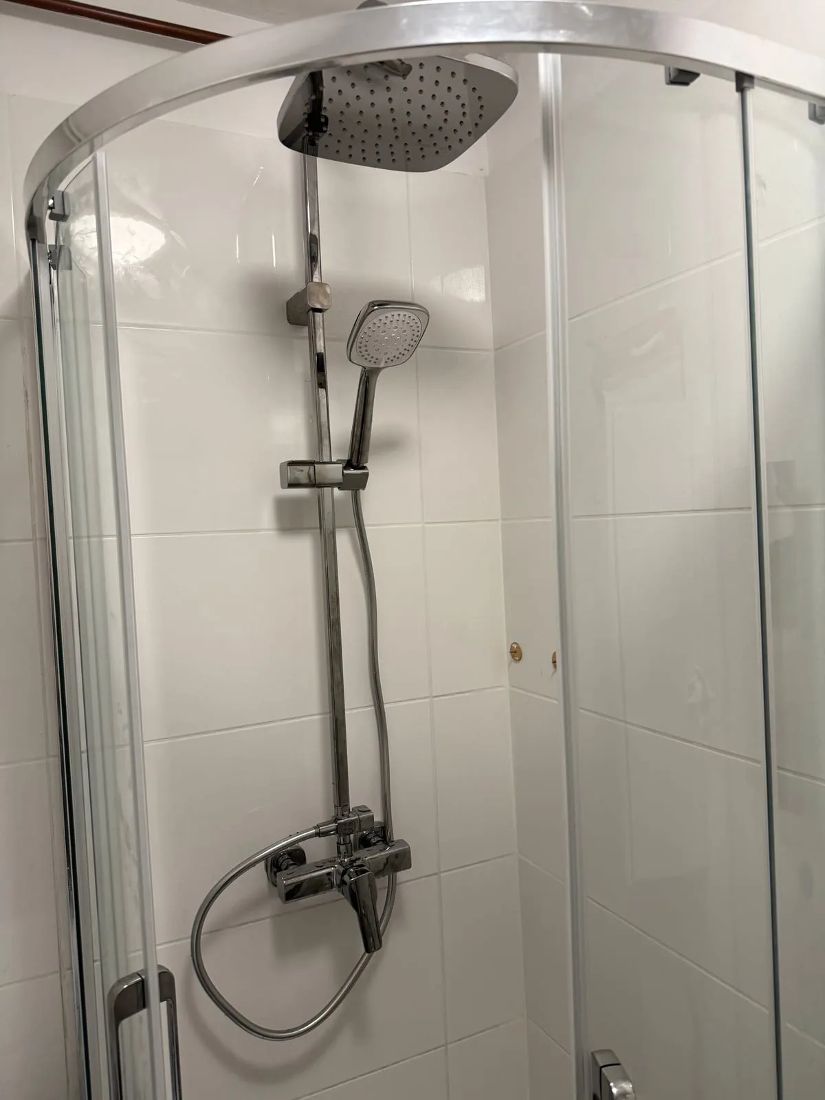 Kabina półokrągła z kolumną prysznicową — DobryHydraulik Łódź