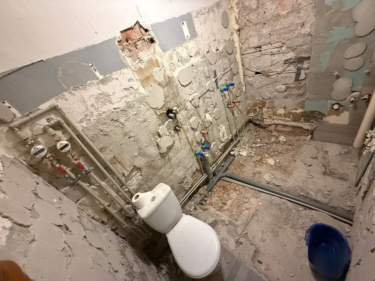 Skuta łazienka z odsłoniętą instalacją — DobryHydraulik Łódź