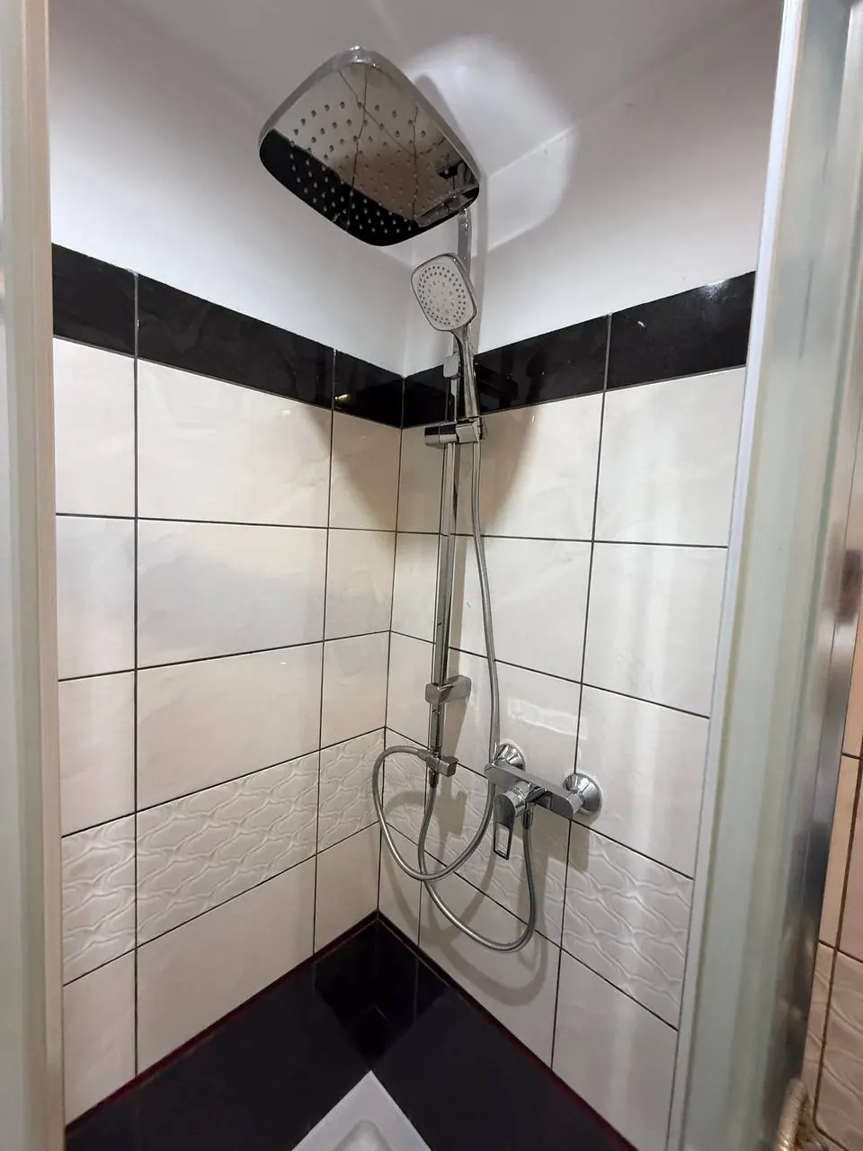 Panel prysznicowy w kabinie z płytkami — DobryHydraulik Łódź
