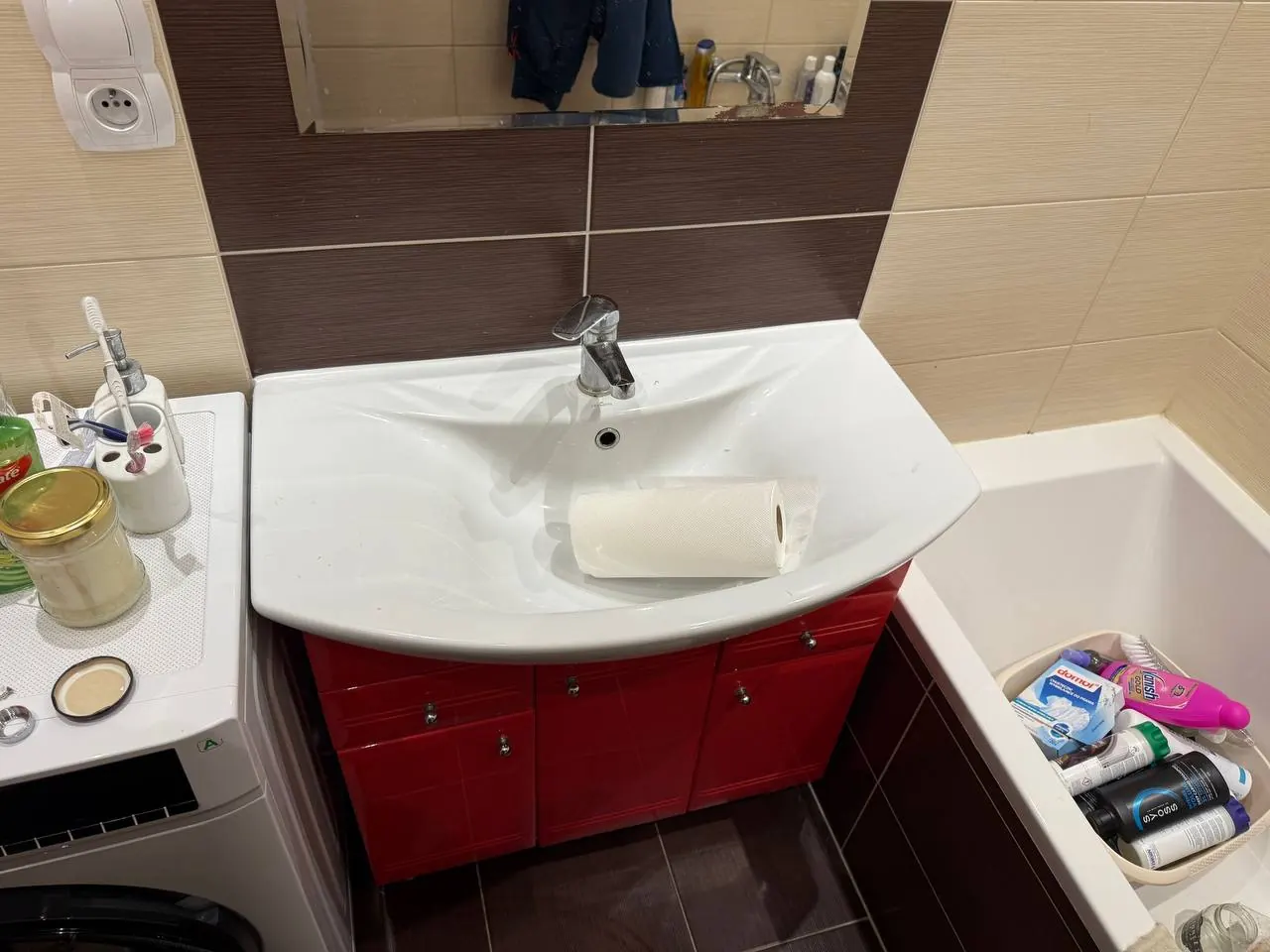 Umywalka z czerwoną szafką w łazience — DobryHydraulik Łódź
