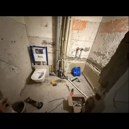 Stelaż i miska WC po rozkuciu ściany — DobryHydraulik Łódź